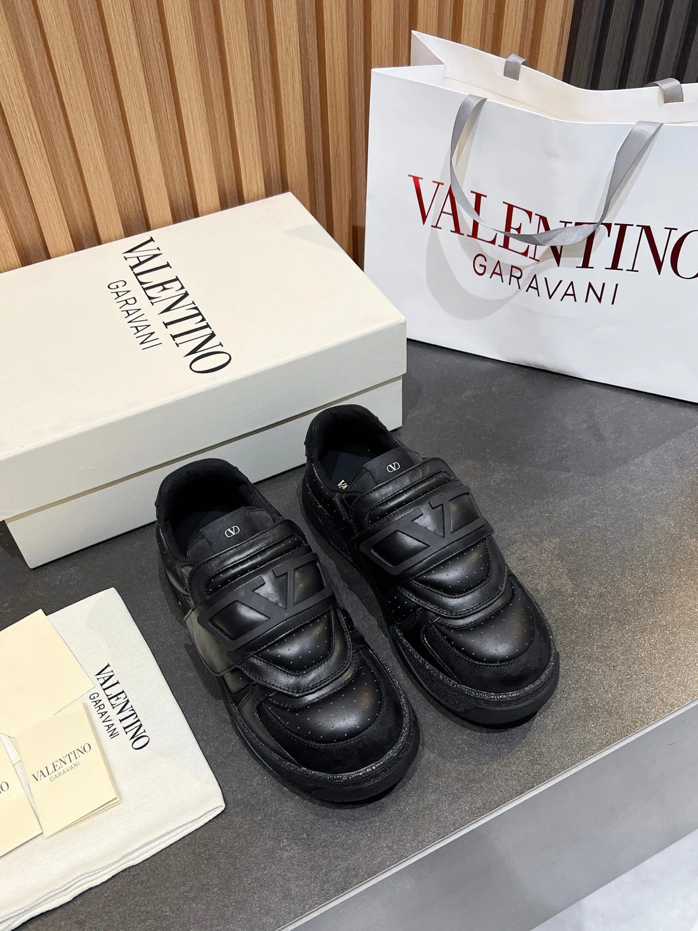Men's men's shoes 💰760 VLTN Valentin 𝑶𝒏𝒆𝑺𝒕𝒖𝒅 Couple's sneaker series Valentino 2025 new couple's sneakers are on sale. The original ZP purchased and disassembled. Repeated pattern making and modification. The strength must be restored one to one! Top luxury masterpiece Velcro design Soft and comfortable imported calfskin 🧧brings excellent and elegant texture and excellent on-foot comfort Top purchasing version upper: imported calfskin surface/original oil edge craftsmanship Inner: water-dyed cowhide lining Outsole: original development 𝐓𝐏𝐔 two-color combination outsole Packaging: original configuration complete package Code number: 35-46 (45 46 customized)